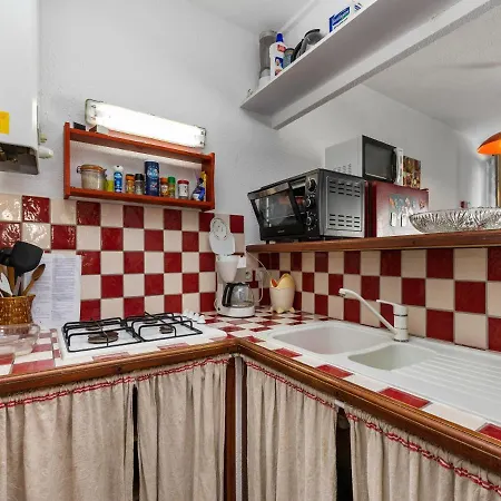 Апартаменти 1 Bedroom And Alcove Apartment For 6 *